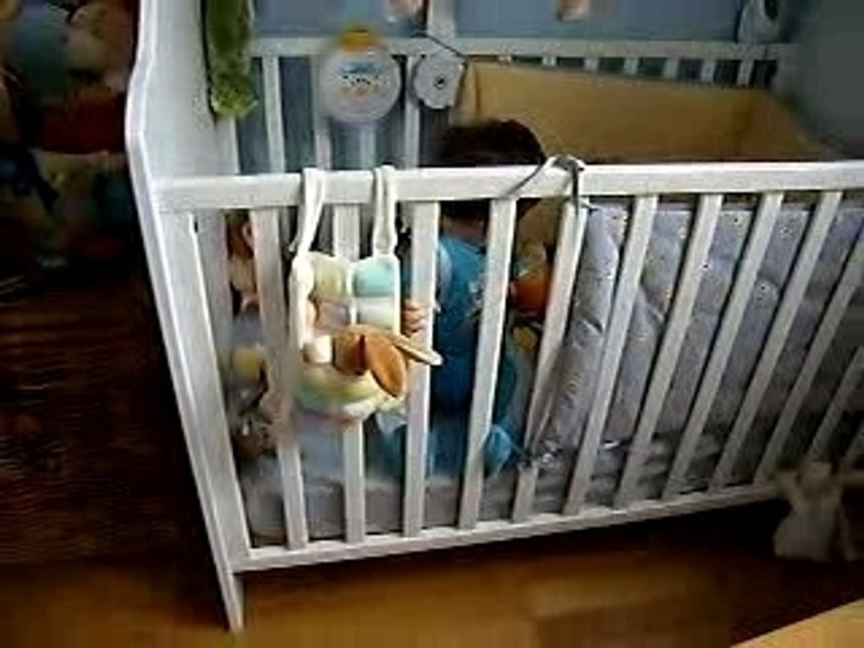 Gaetan assis dans son lit