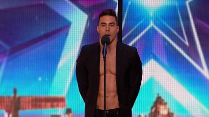 Un bel homme monte sur scène, à la fin de sa prestation tout le monde est en transe