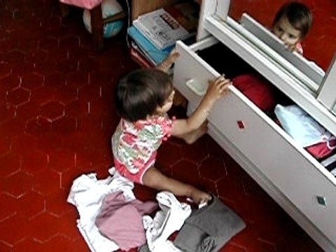 Antonia vide les tiroirs