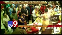 Apple CEO Tim Cook in India, visits Siddi Vinayak temple in Mumbai - TV9