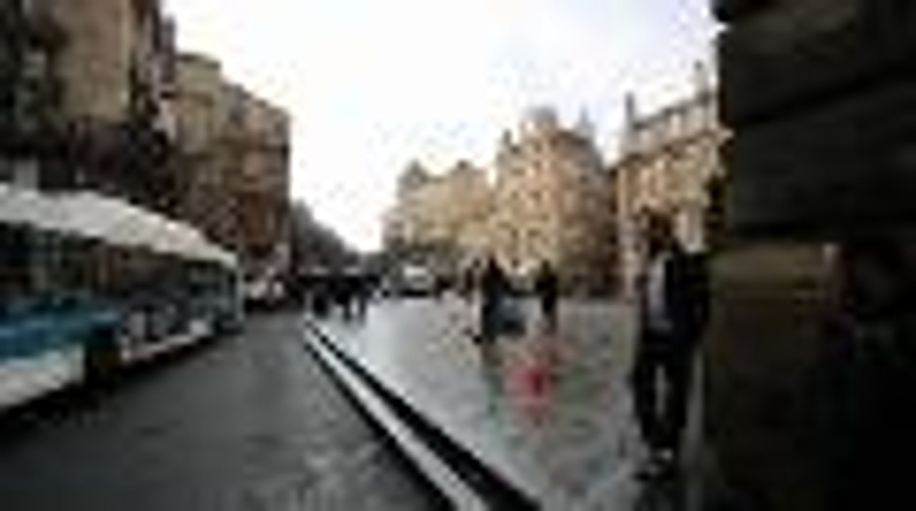 Bordeaux : un bus percute un bar-tabac