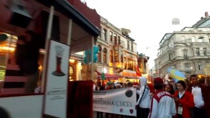 Okçular Geleneksel Kıyafetleriyle İstiklal Caddesi'nde Yürüdü