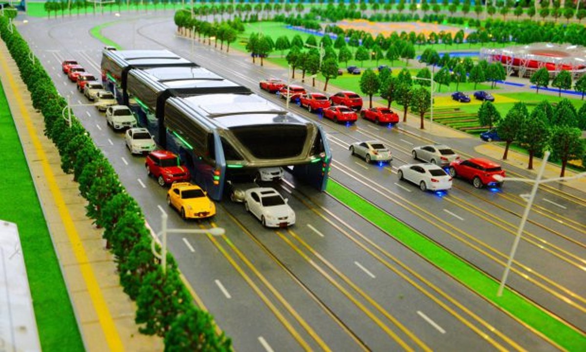 China's Amazing Technology : A Bus that Drives Over Cars on Road