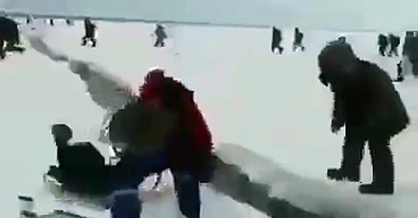 Оторвало льдину вместе с рыбаками....