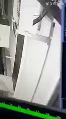 Un fou sur une caméra de surveillance