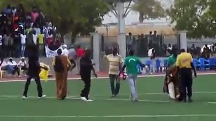 LA GUERRE DES GBASSEURS AVANT UN MATCH DE FOOTBALL AU SENEGAL! Eeh l'Afrique!
