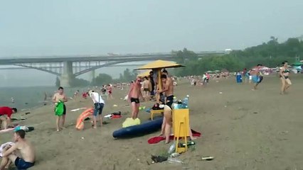 Beau jour à la plage le long de la rivière et soudain tout a changé