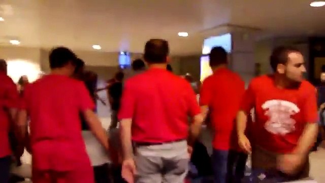 Altercados entre aficionados ‘colchoneros’ y ‘merengues’ en Barajas