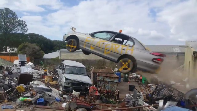 Il saute par dessus sa décharge