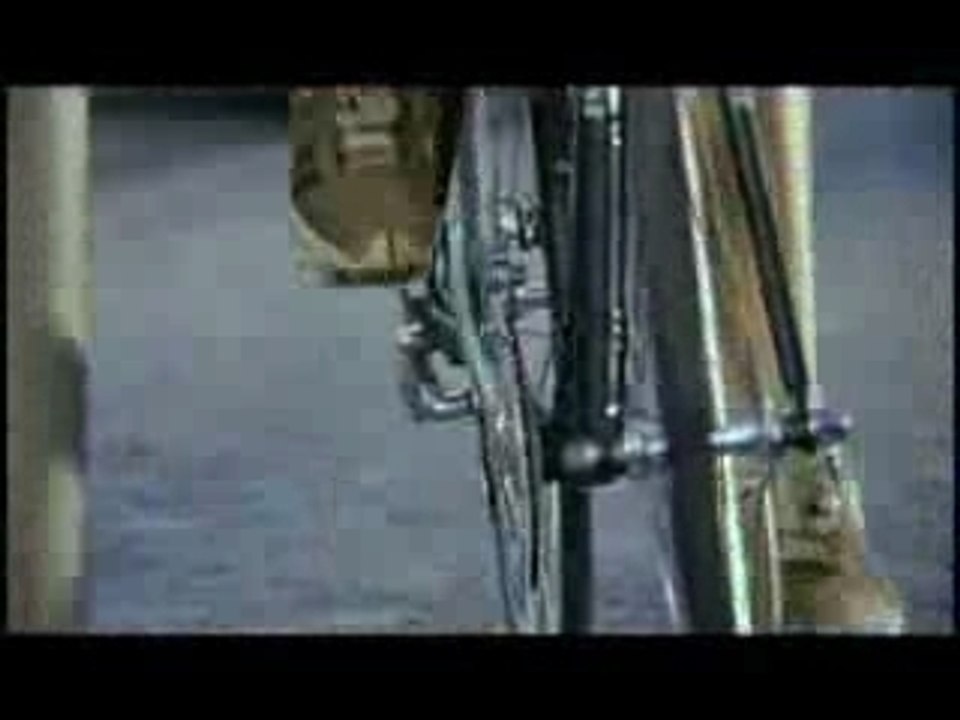 jolie blonde sur un vélo