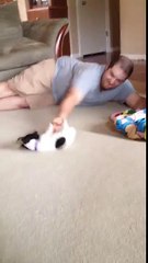 Mignon Puppy aime un tapis toss...