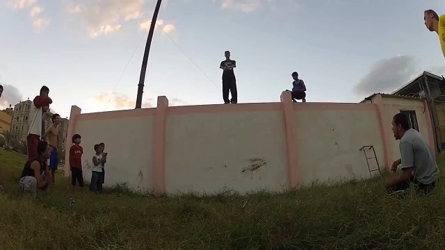 Qu'est-ce que quelques bleus et des os cassés entre amis -