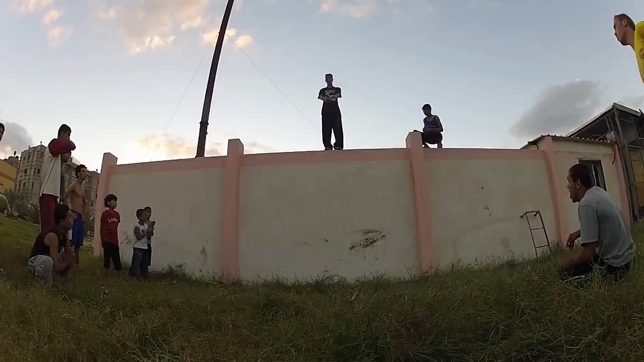 Qu'est-ce que quelques bleus et des os cassés entre amis -