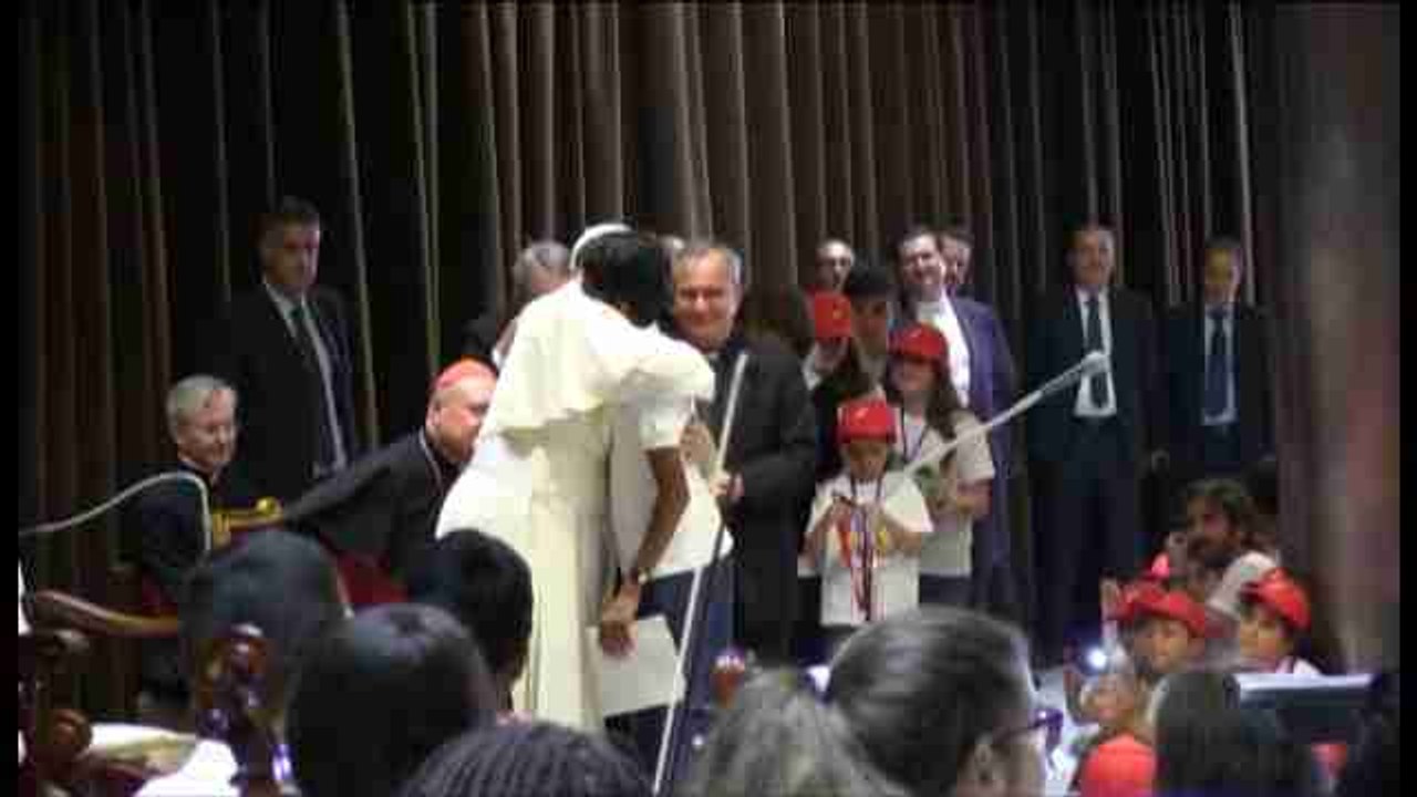 El papa recuerda a los niños que los inmigrantes están en peligro
