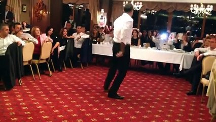 davul-zurna bir olup Kerimoğlu Zeybeği'ni çalıyor, ben yeryüzünde, göçüp giden zeybekler ise gökyüzünde tebessüm ediyor. bir de kuşlar... ku