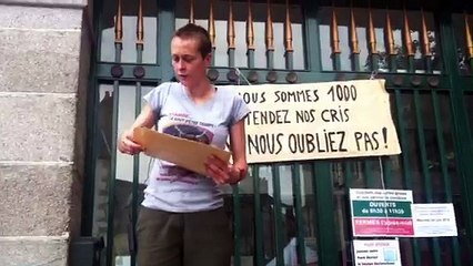 Le collectif OEDA a remis au Préfet des lunettes et l'arrêté d'exploitation du centre d'engraissement