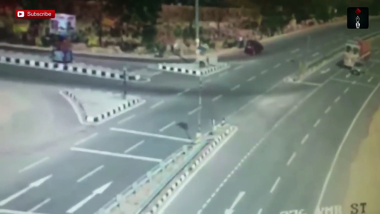 Nizambad Hyderabad National Highway - CCTV Footage Of Car Accident