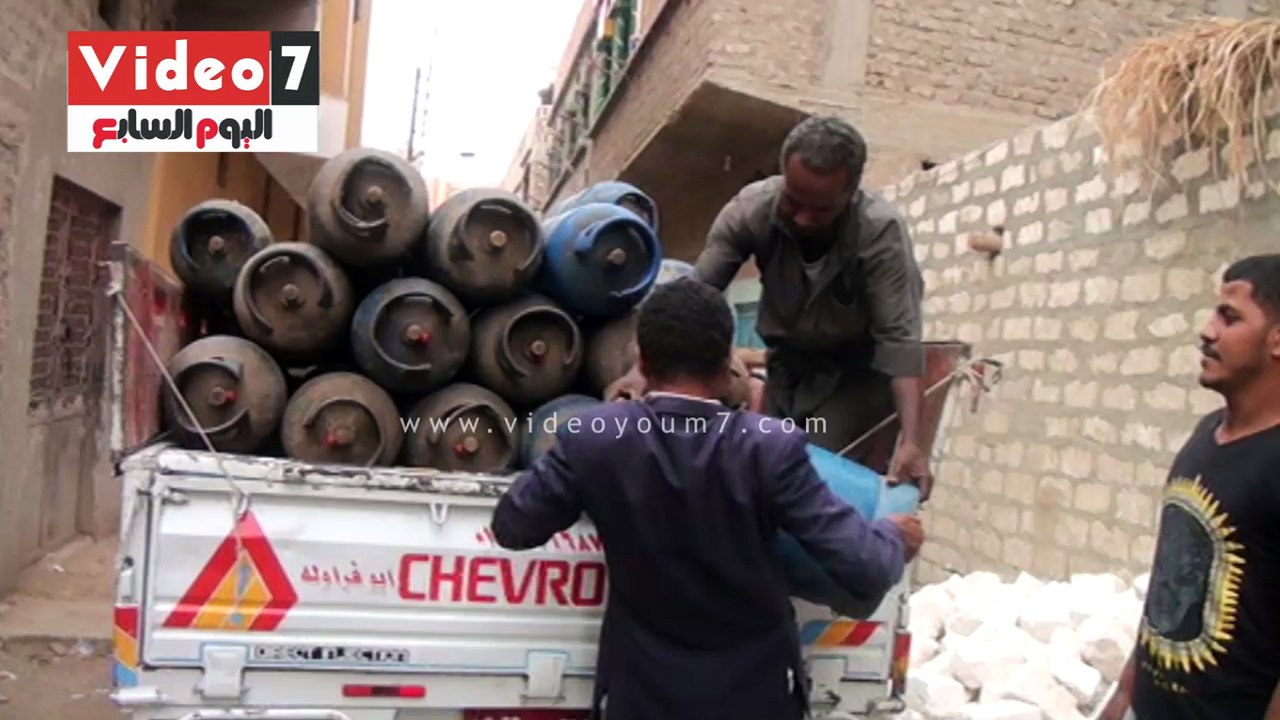كفيف يعول 3 بنات ويعمل فى مهنة المشاق الصعبة.....