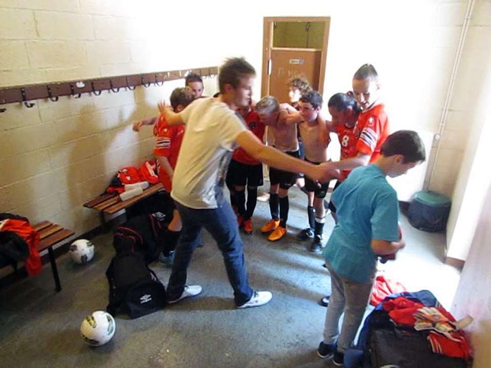 U13 contre Mauriac le 28/05/2016 : p'tite chansonnette dans les vestiaires...