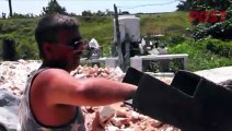 Un cubano con los escombros de los derrumbe lo combierte en material de construccion