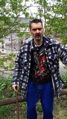 joharno ou il cultive son herbe dans la nature et la cache