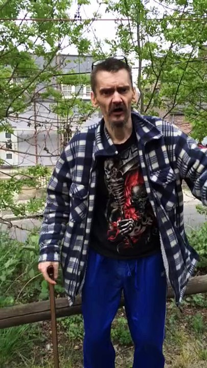 joharno ou il cultive son herbe dans la nature et la cache