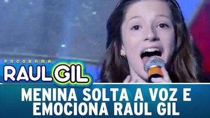 Menina solta a voz e deixa Raul Gil emocionado