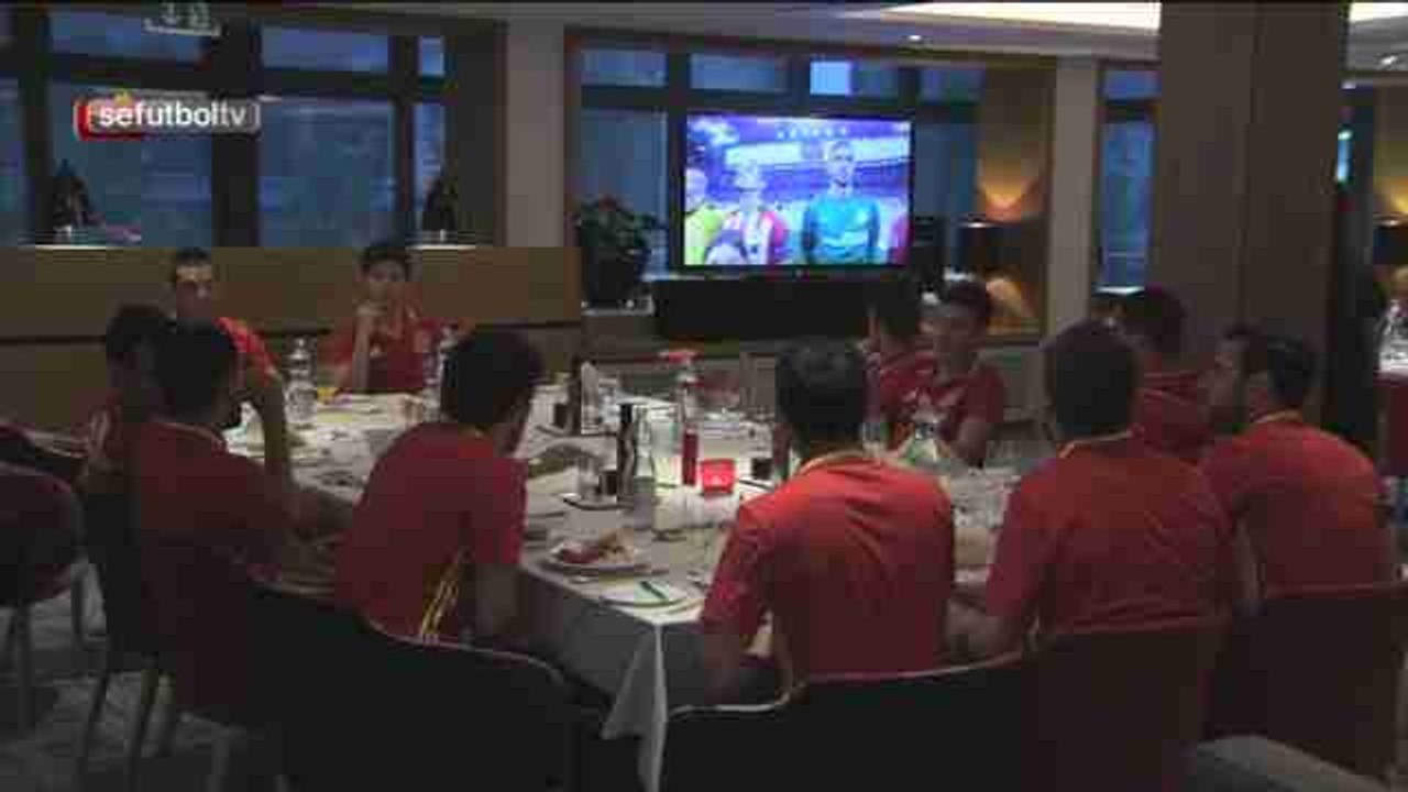 Imágenes de la selección española de fútbol siguendo la final de la Champions League desde Austria