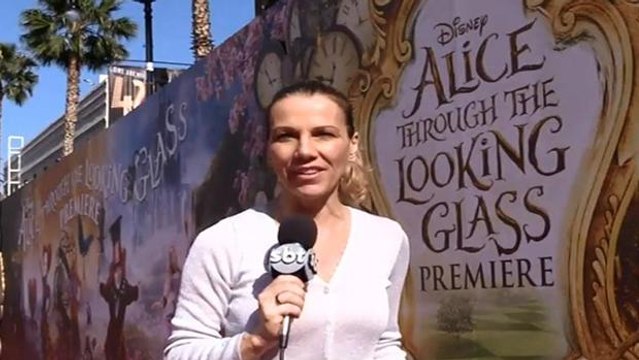 SBT conversa com atores na estreia do filme Alice Através do Espelho