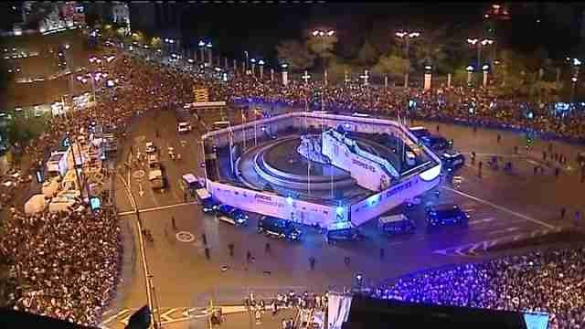 Cientos de aficionados celebran en Cibeles la victoria del Real Madrid en Milán