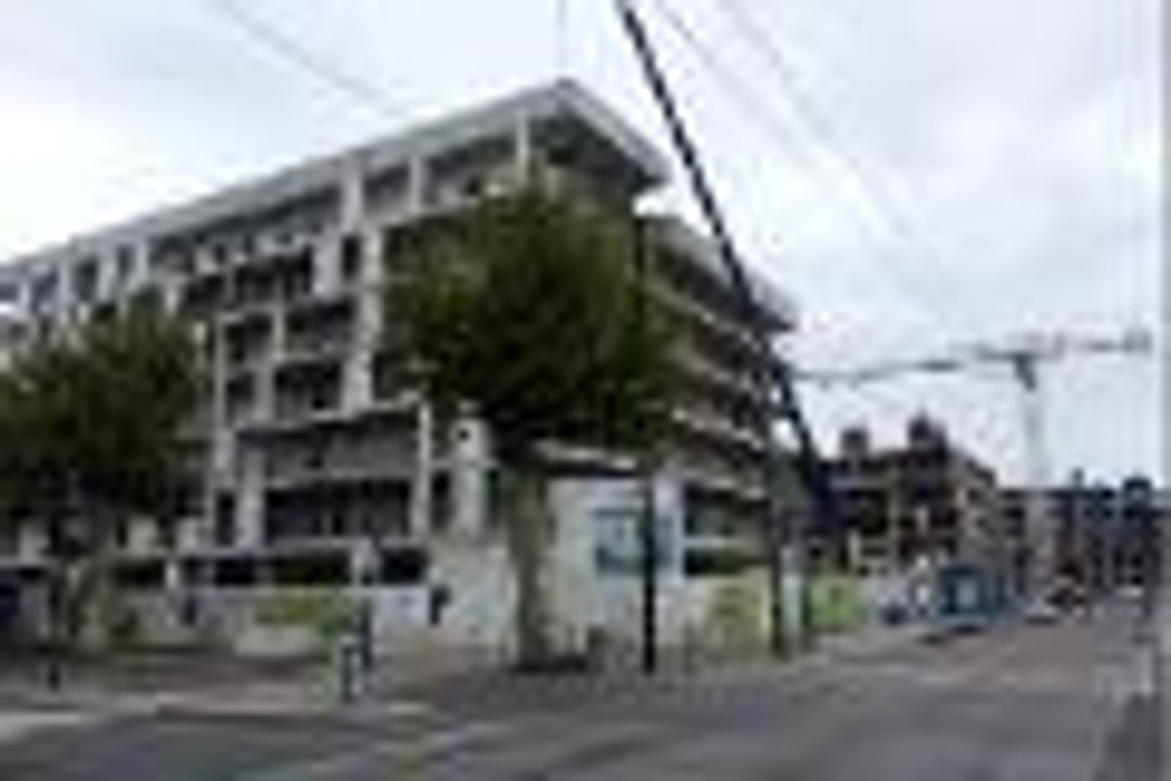 Bègles (33) : une grue de chantier chute sur un immeuble