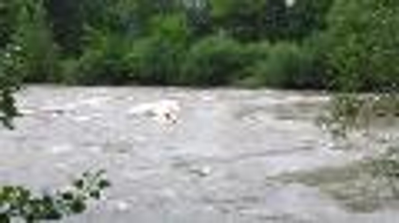 Des kayakistes sur le gave de Pau en crue