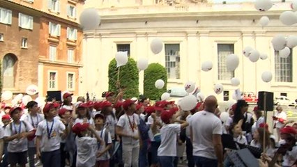 Papa encontra órfãos de migrantes