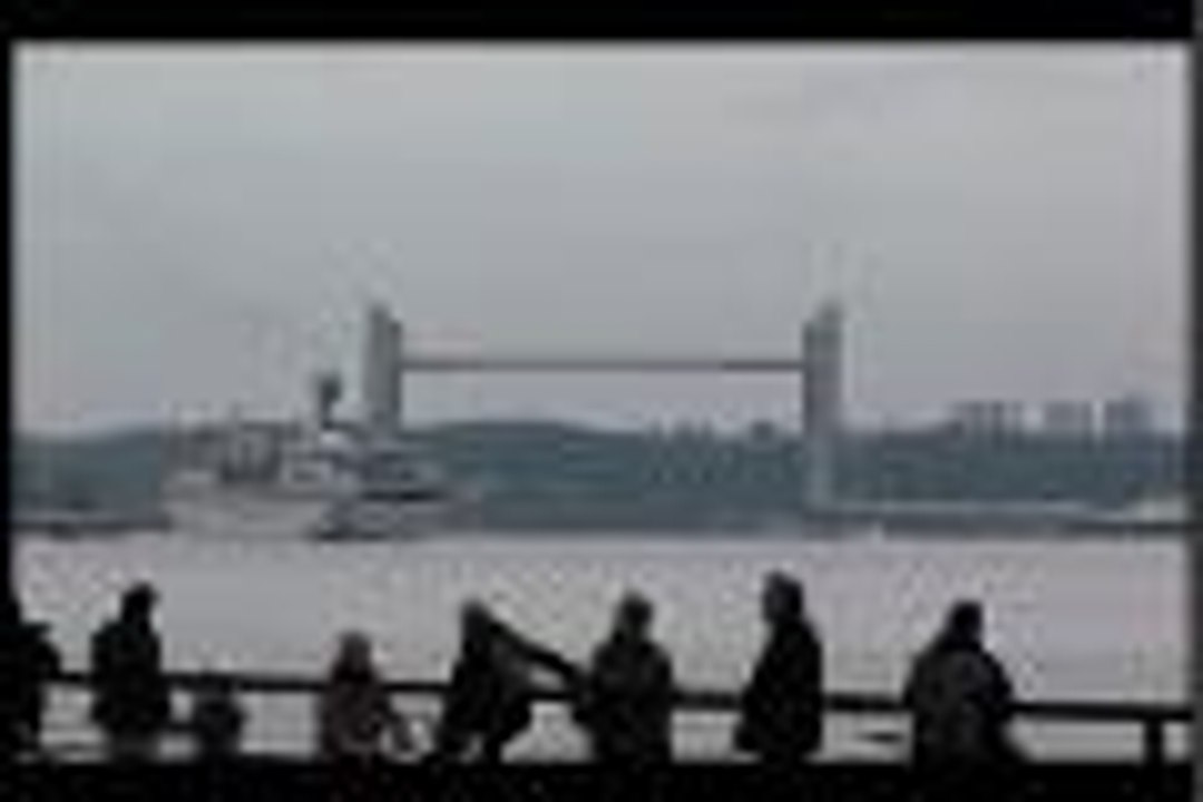 Bordeaux : un premier paquebot sous le pont Chaban-Delmas.