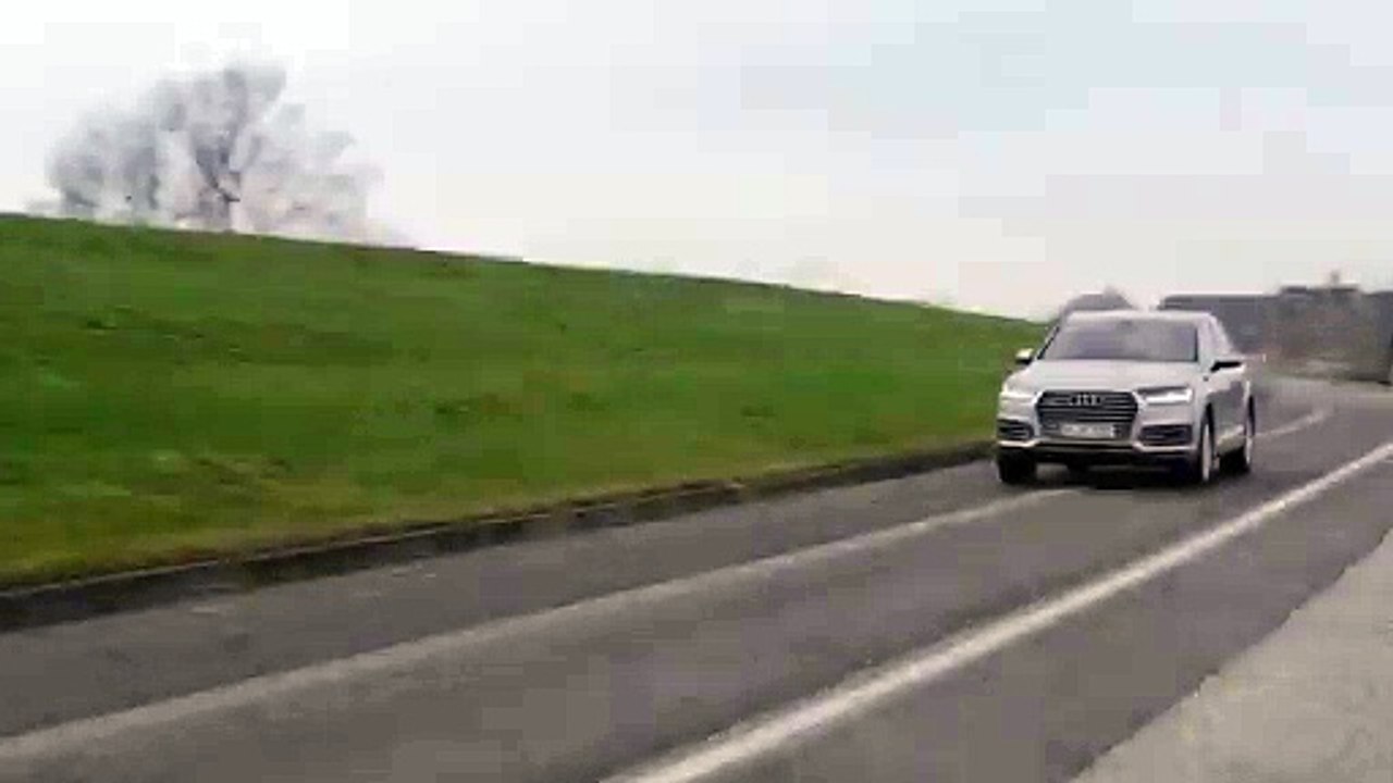 Audi Q7 e-tron quattro Driving Video Trailer