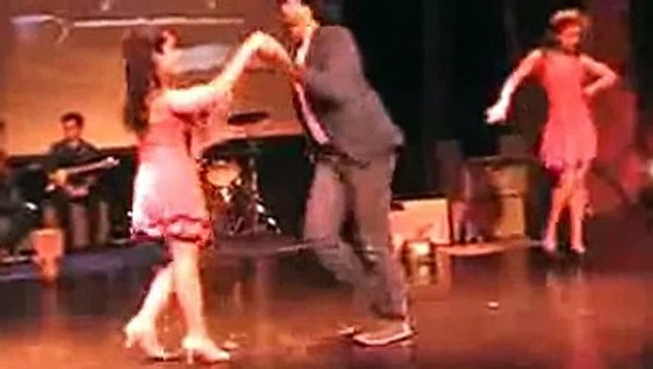 Un Dos Tres Ricky Martin: Abbi Stage Performance, Marseille. France