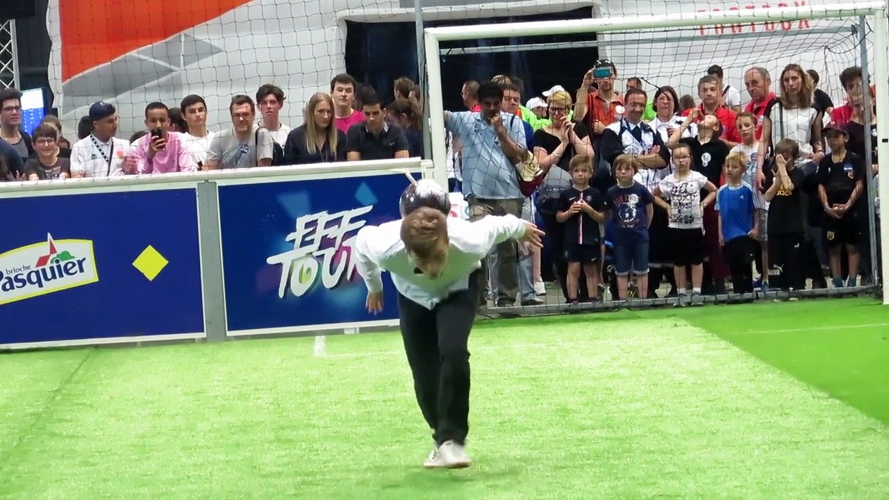 VIDÉO. Tours : un champion de football freestyle en démonstration