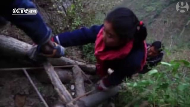 Obligé d'escalader des parois rocheuses pour se rendre à leur école...