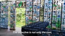 Des maisons entierement construites avec des bouteilles en plastique