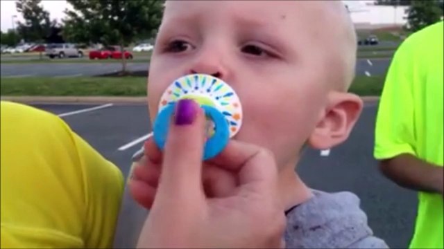 Ce gamin fait un truc énorme avec sa sucette