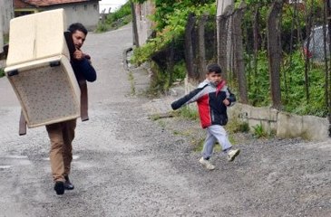 Eşyalarıyla Sokakta Kaldılar