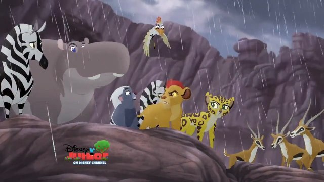 La garde du roi lion - La Migration vers les prairies de Mbali (sauvetage de la noyade) HD