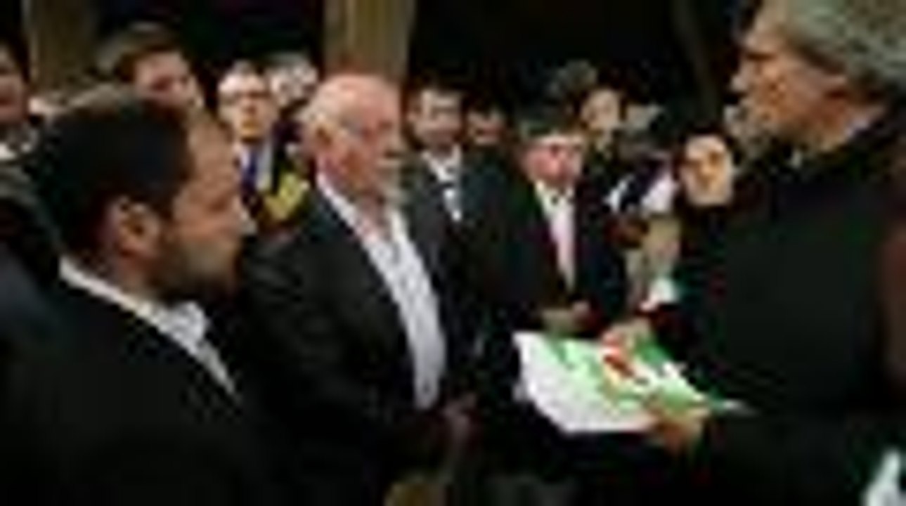 Stéphane Le Foll interpellé par des agriculteurs dans les Pyrénées-Atlantiques