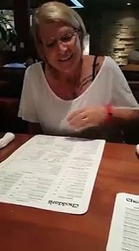 Elle va manger au restaurant, quand elle voit le visage du serveur, elle est sous le choc!
