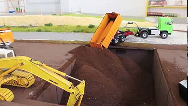 Cần cẩu máy xúc, xe tải, máy ủi mô hình làm việc tại công trường