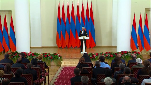 «Они пали, чтобы Армения жила»: Саргсян вручил награды членам семей погибших в 2016г. военнослужащих