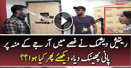 OMG! Riteish Deshmukh Splashed Water On RJ’s Face