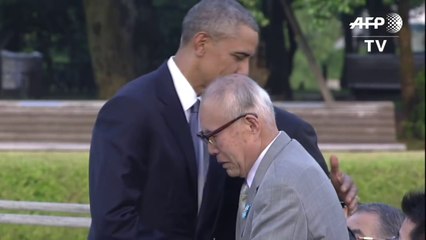 広島の被爆者を抱きしめるオバマ大統領  (May.27 2016)