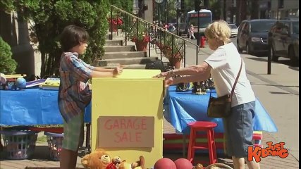 Drawer Strips Kid Shirtless !