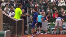 Wawrinka échange des balles avec un ramasseur